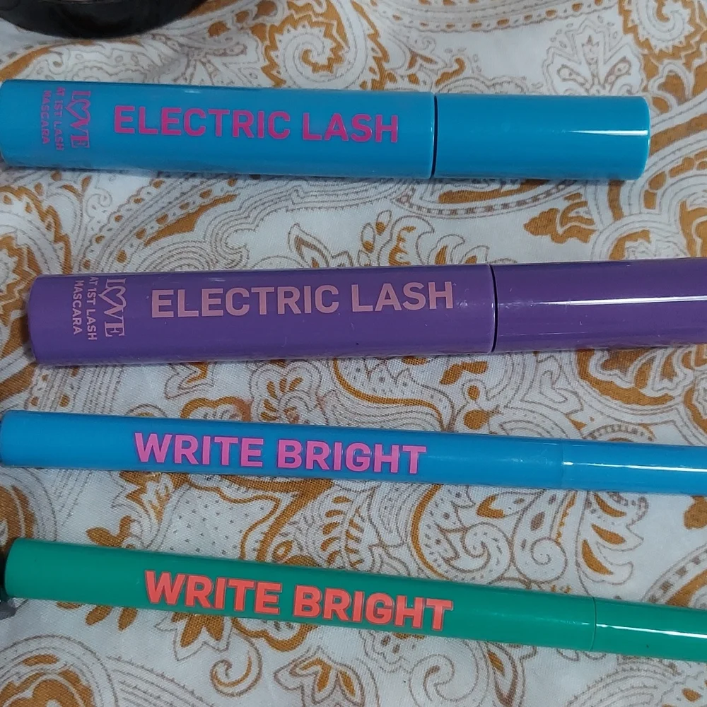 Lot of makeup - Picture 5 of 14